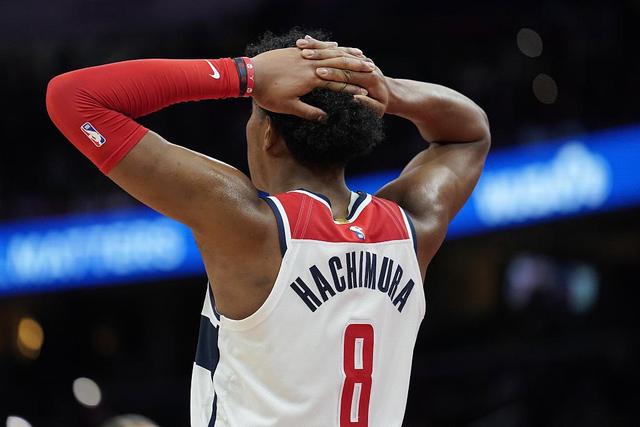 易建联真的混不下NBA吗？5年换4队后才发现，答案可能很意外